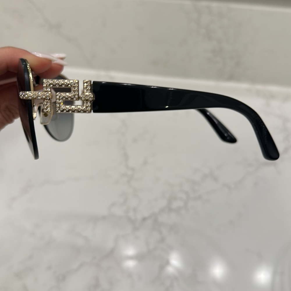 Versace - Picture 2 of 4